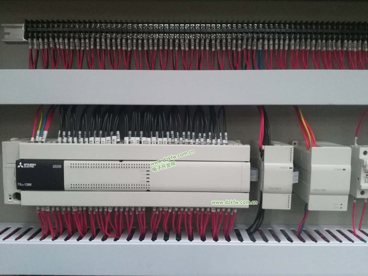 三菱plc FX3U-4AD和FX3U系列PLC的連接實圖